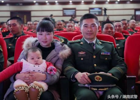 我向党旗敬个礼,我向党旗敬个礼范文