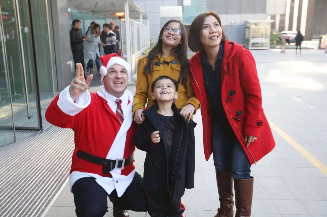 网购了12个苹果，上门送快递的竟然是美国总领事一家