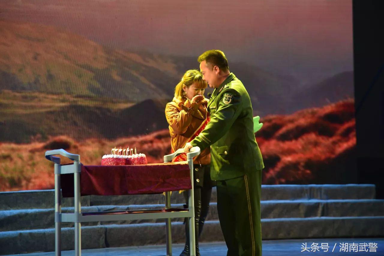 我向党旗敬个礼,我向党旗敬个礼范文