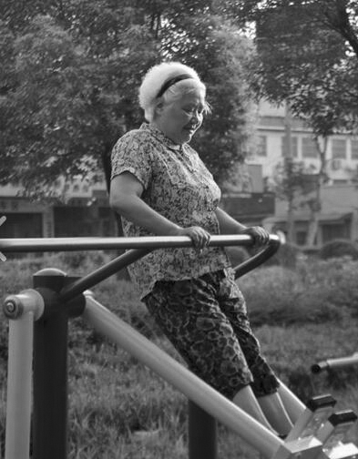 扭腰甩胳膊满足不了，银发一族“闯”入健身房