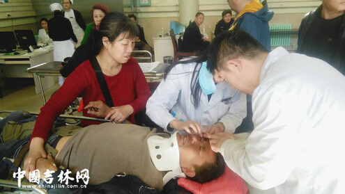 长春大马路附近一小二楼突然垮塌1名伤者腰椎根管爆裂