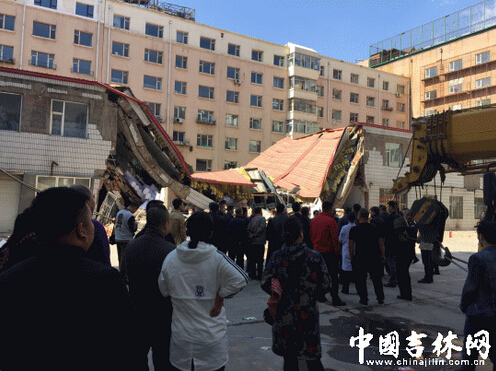 长春大马路附近一小二楼突然垮塌1名伤者腰椎根管爆裂