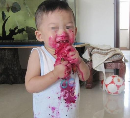 孩子尿尿是红色有事吗,孩子尿带有点血色是什么原因