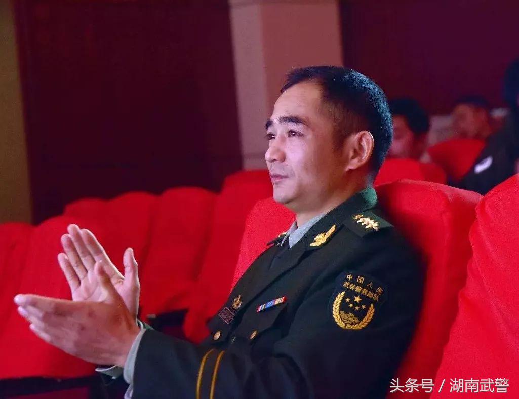 我向党旗敬个礼,我向党旗敬个礼范文