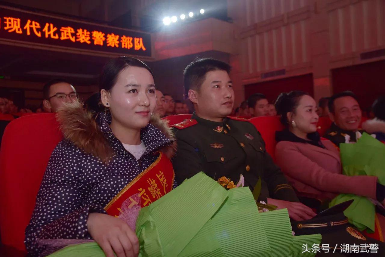 我向党旗敬个礼,我向党旗敬个礼范文