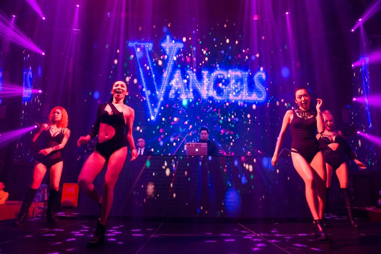 成都最高的酒吧，佳酿、美女、电音、轰趴，这个圣诞在这都能找到