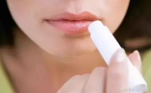 嘴唇干裂怎么快速恢复润唇膏,嘴唇干裂怎么润唇