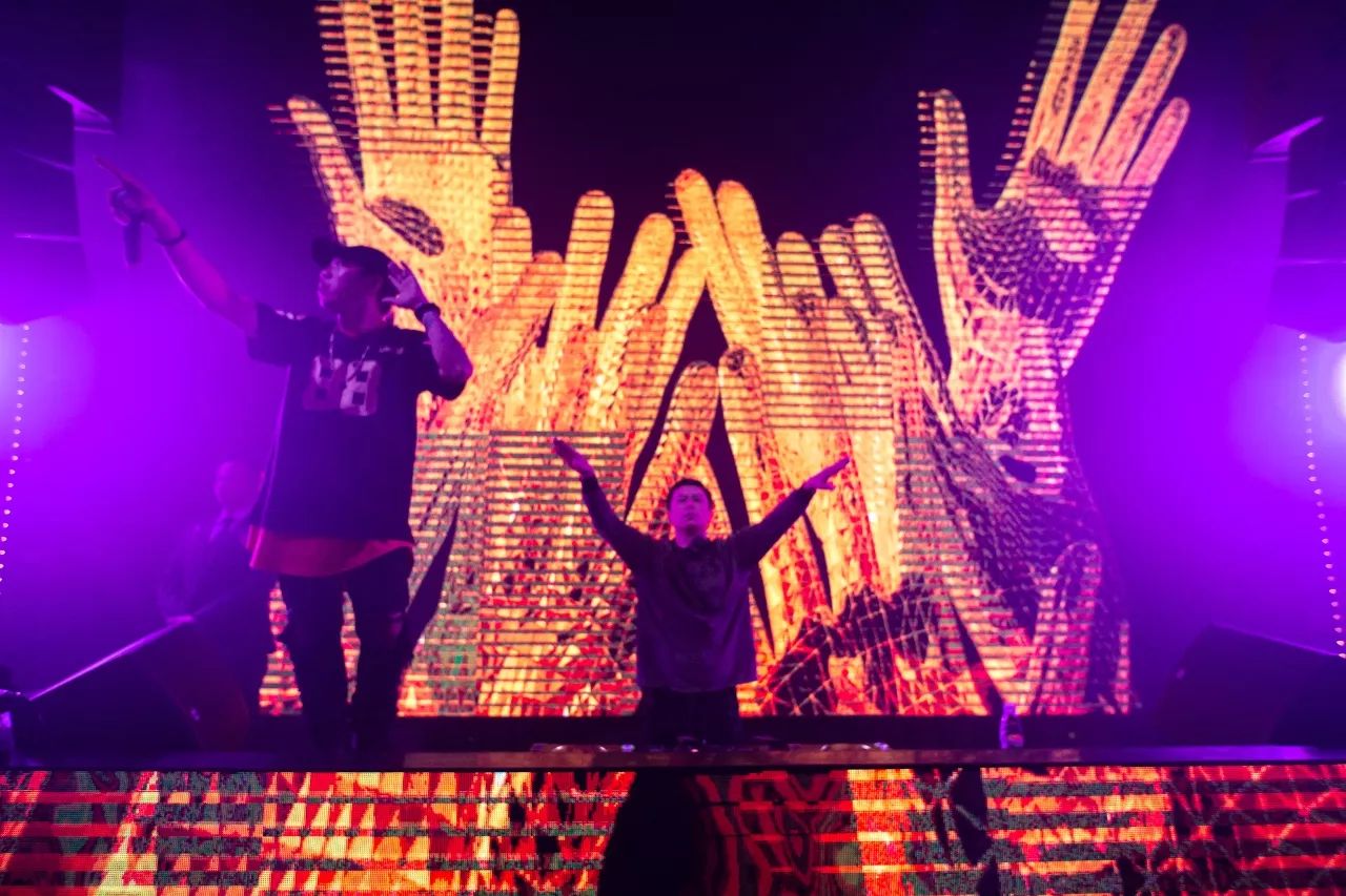 成都最高的酒吧，佳酿、美女、电音、轰趴，这个圣诞在这都能找到