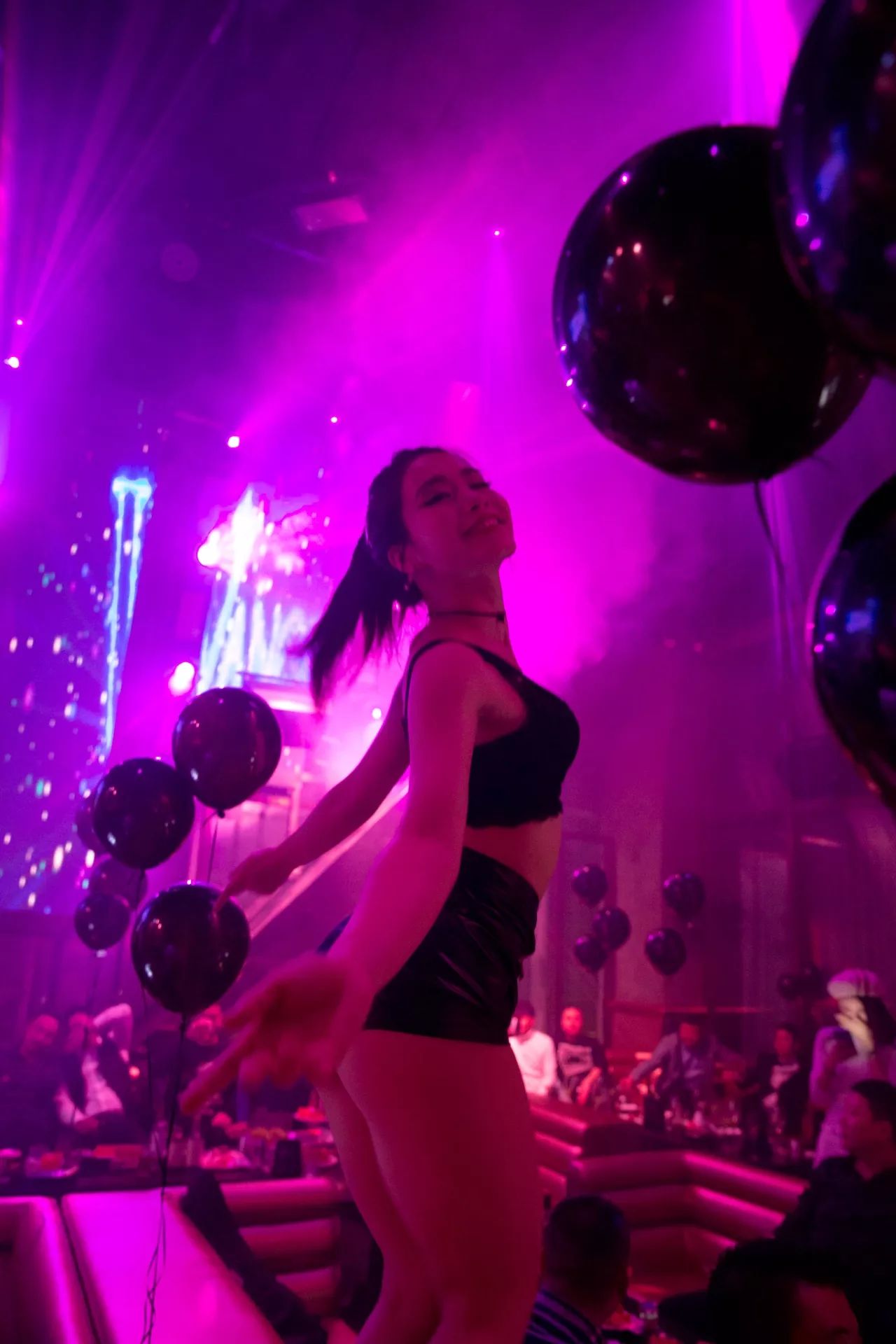 成都最高的酒吧，佳酿、美女、电音、轰趴，这个圣诞在这都能找到