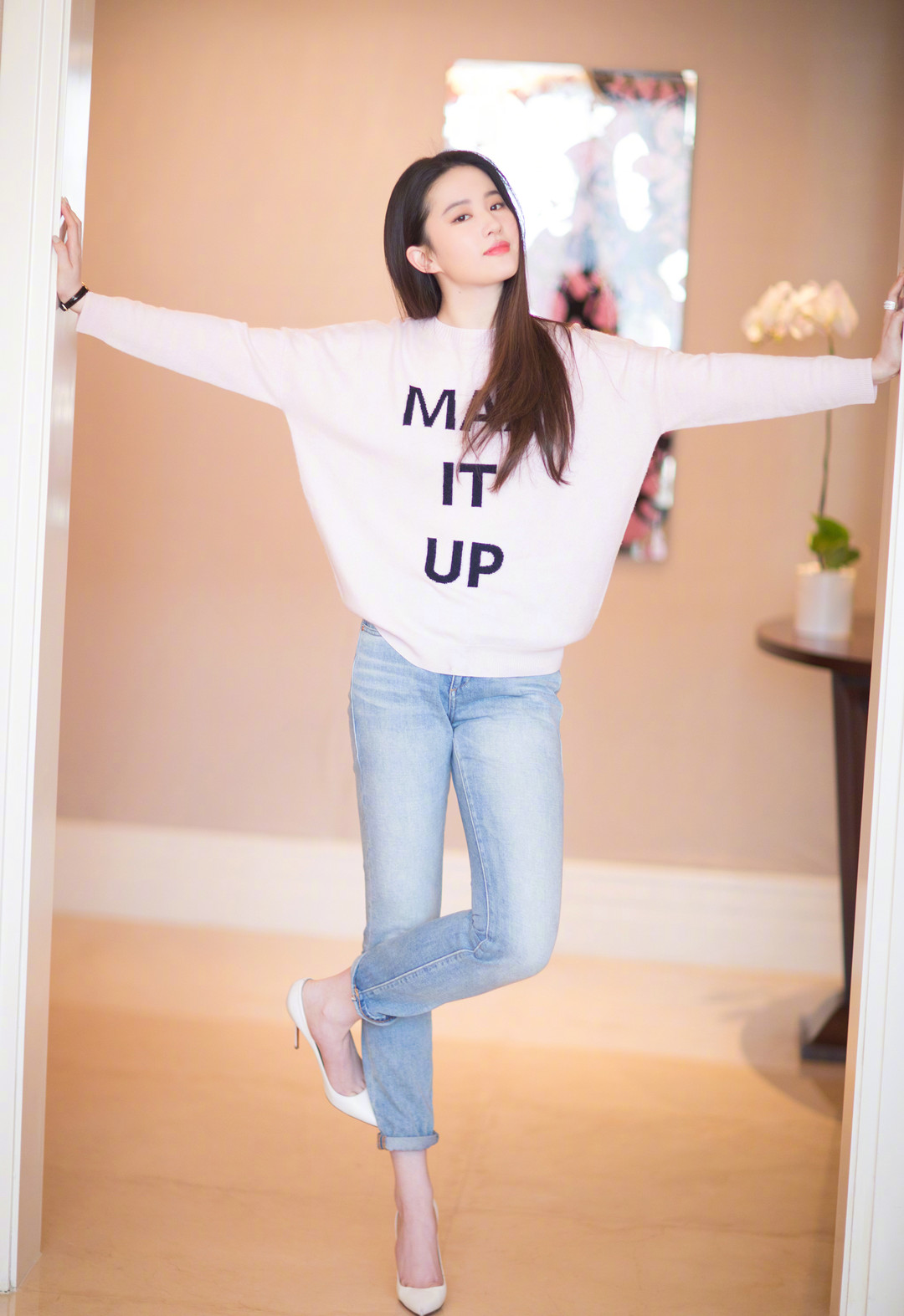 刘亦菲不慎甩出戒指,刘亦菲丢戒指