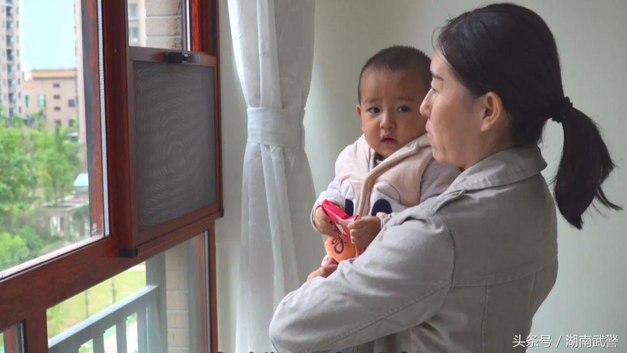 我向党旗敬个礼,我向党旗敬个礼范文