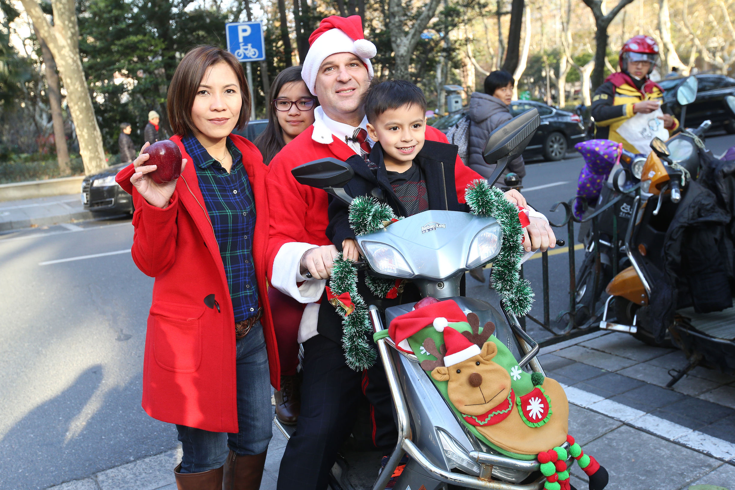 网购了12个苹果，上门送快递的竟然是美国总领事一家