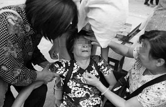 2岁孩子竟尿血，虽虚惊一场，但奶奶后悔好心办坏事，教训要吸取