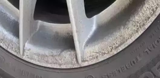 小车的刹车盘生锈怎么回事,私家车刹车盘生锈正常吗