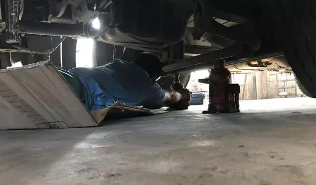 汽车前轮吃胎怎么调整,车辆前轮外侧吃胎