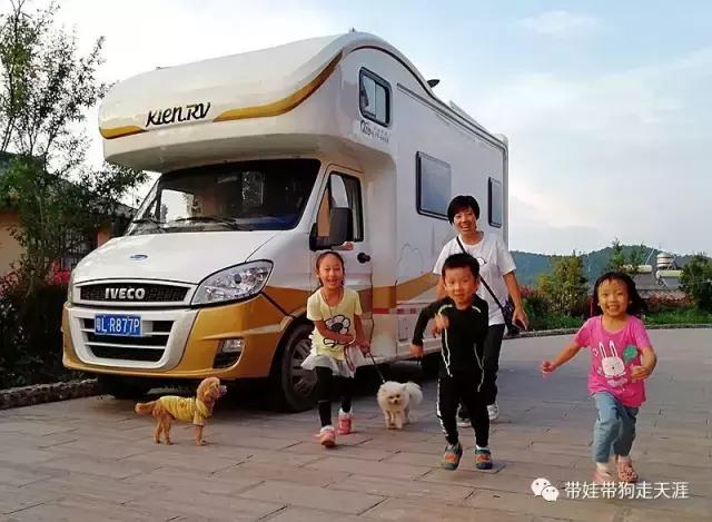 带孩子丽江自驾游,宝妈开着车带熊孩子兜风文案