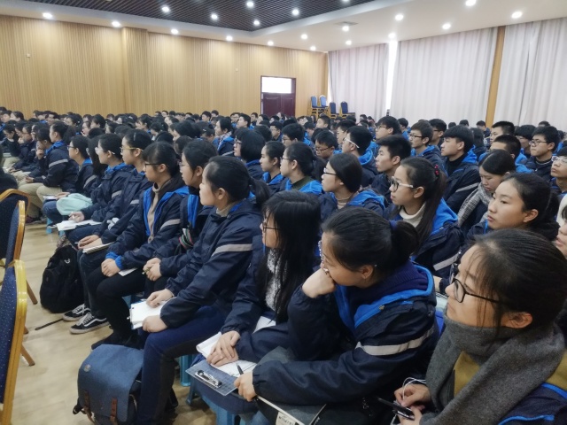 解开进阶名校的密码揭开水木清华的面纱——记清华大学谢旭东教授郑州中学讲学