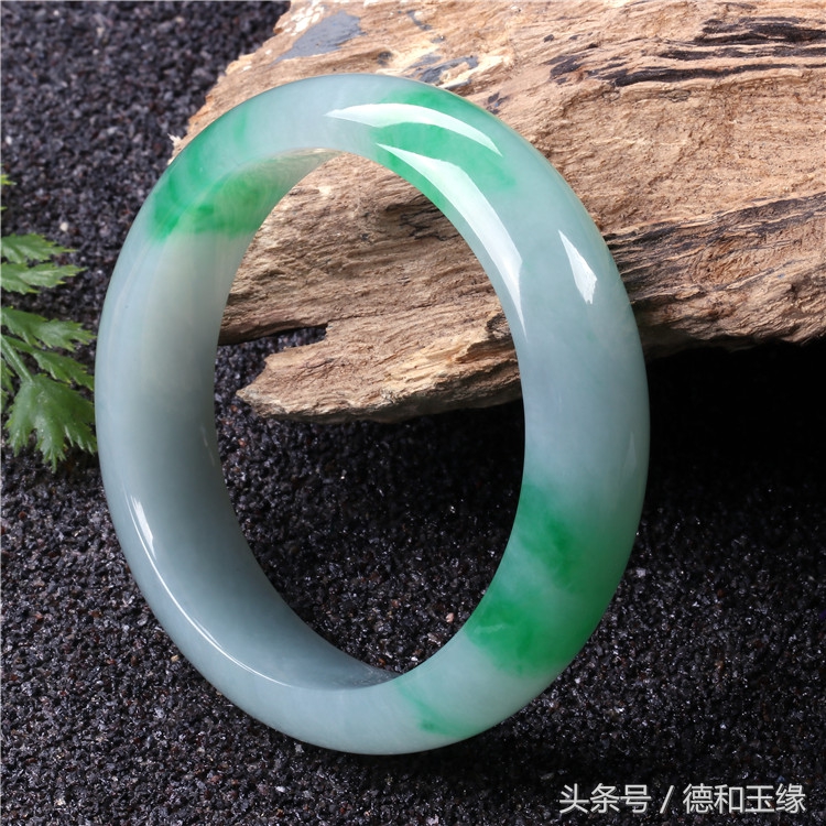 翡翠手镯过时吗,翡翠手镯圆管的是不是过时了