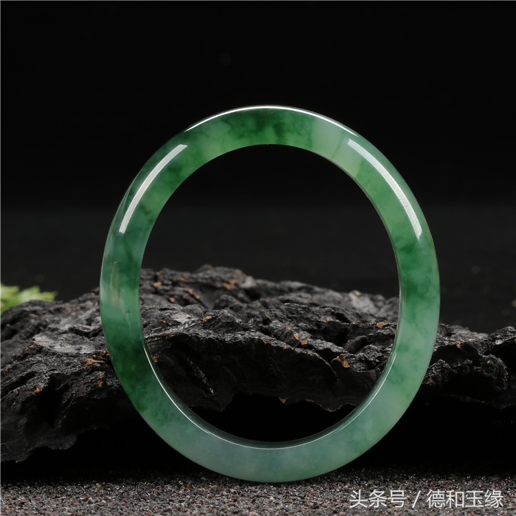 翡翠手镯过时吗,翡翠手镯圆管的是不是过时了