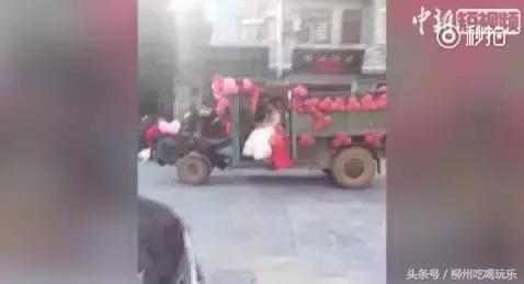 山东小伙用8台拖拉机迎亲,广西小伙骑摩托车迎亲