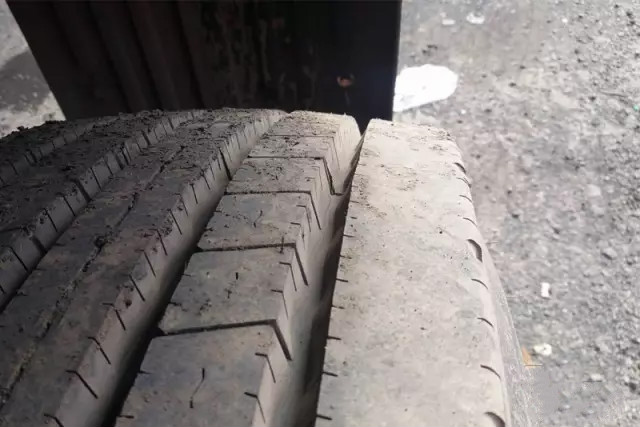 汽车前轮吃胎怎么调整,车辆前轮外侧吃胎