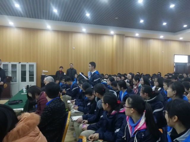 解开进阶名校的密码揭开水木清华的面纱——记清华大学谢旭东教授郑州中学讲学