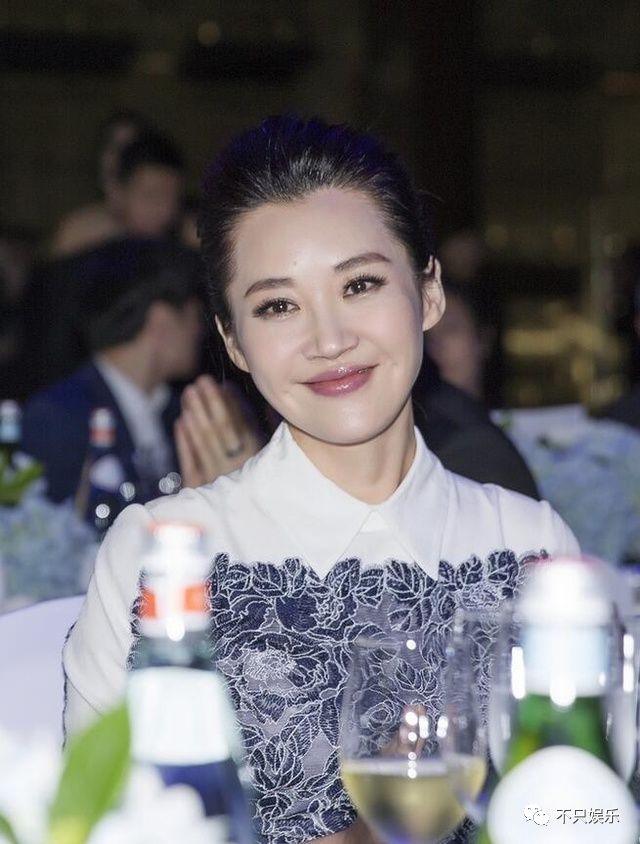 许晴到底是怎么保养的？48岁的年纪还有着少女的模样和*女熟**的身材