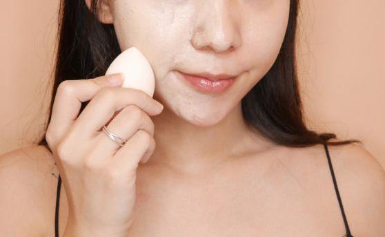 黑眼圈先遮瑕还是先粉底,新手化妆是先遮瑕还是粉底