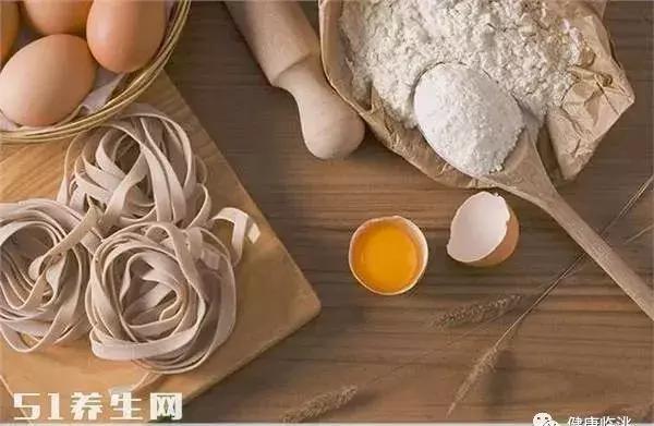 指甲有凹陷是什么原因引起的,中指甲凹陷是什么原因引起的