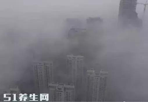 指甲有凹陷是什么原因引起的,中指甲凹陷是什么原因引起的