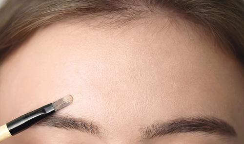 黑眼圈先遮瑕还是先粉底,新手化妆是先遮瑕还是粉底