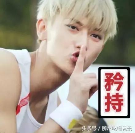 山东小伙用8台拖拉机迎亲,广西小伙骑摩托车迎亲