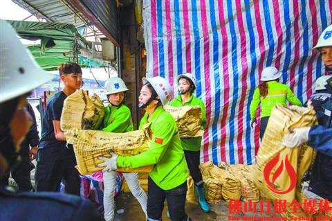 佛山暴雨防火转移被困群众,防火员暴雨中救出小孩