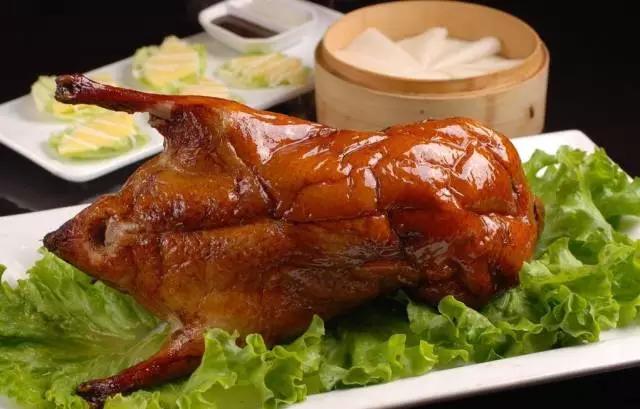 正宗的北京烤鸭是什么样子的,一只烤鸭