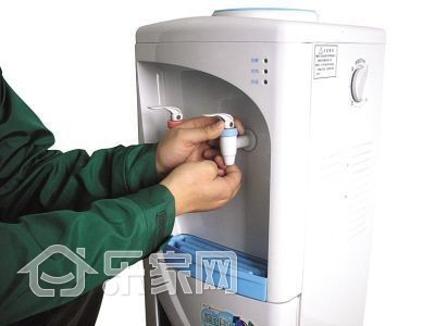 饮水机里面的水是怎么回事,新买的饮水机的水有异味什么原因