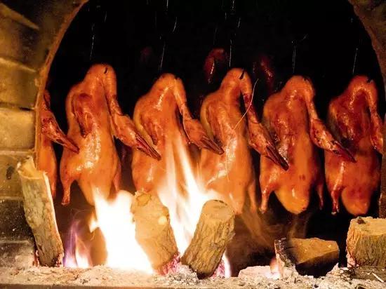 正宗的北京烤鸭是什么样子的,一只烤鸭