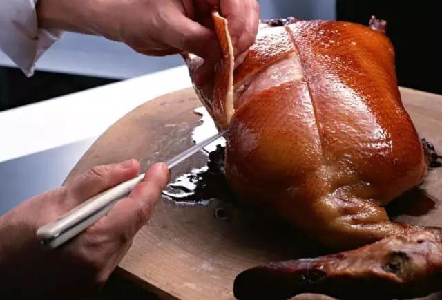 正宗的北京烤鸭是什么样子的,一只烤鸭