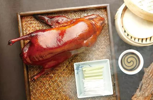 正宗的北京烤鸭是什么样子的,一只烤鸭