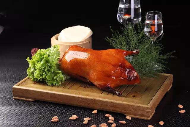 正宗的北京烤鸭是什么样子的,一只烤鸭