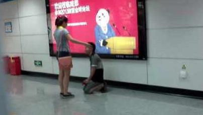 男朋友在女友怀里撒娇,怎么给男朋友撒娇句子