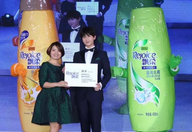 发光肌已不够特别！让柔顺亮泽秀发成为你新的魅力点！