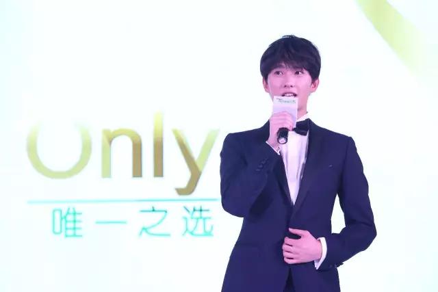 发光肌已不够特别！让柔顺亮泽秀发成为你新的魅力点！