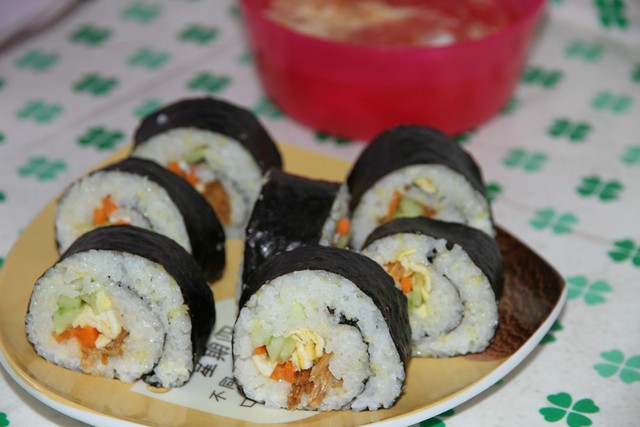 假期在家带娃做美食,简单易学在家就能做的紫菜包饭