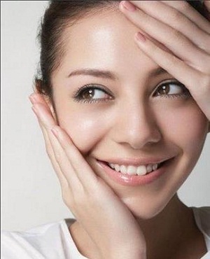 嘴角两侧有纹显老,嘴角纹特别显老怎么去除