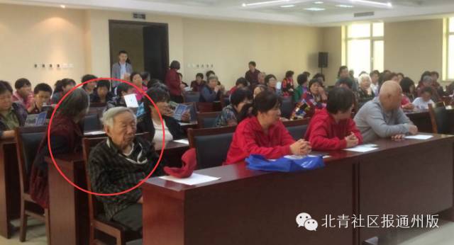 健康药箱走进通州社区大爷大妈不要太激动