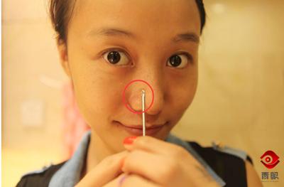 鼻翼两侧脏脏的,为什么鼻翼总是卡粉