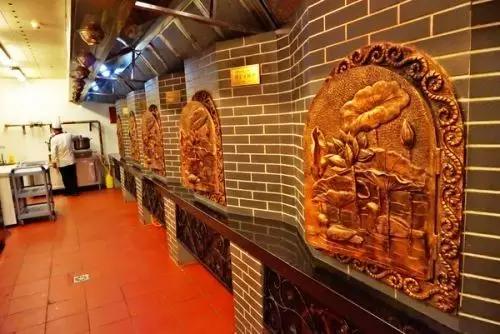 正宗的北京烤鸭是什么样子的,一只烤鸭