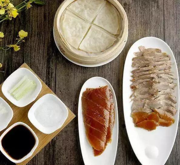 正宗的北京烤鸭是什么样子的,一只烤鸭