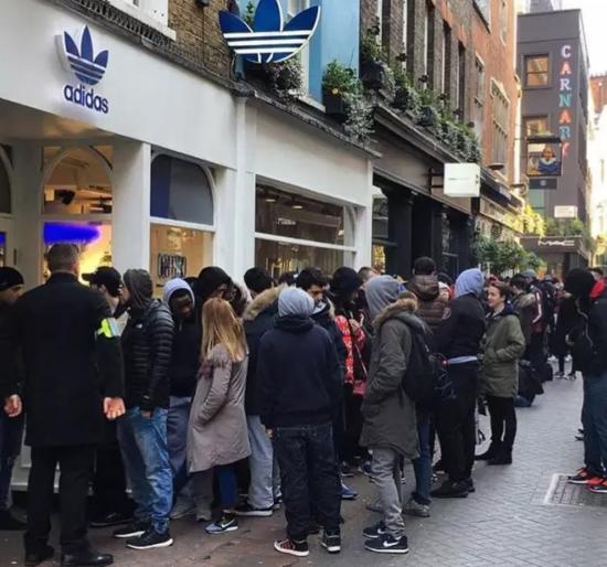 这双鞋有一个奇葩的名字，想必你们都知道了，叫TMD！