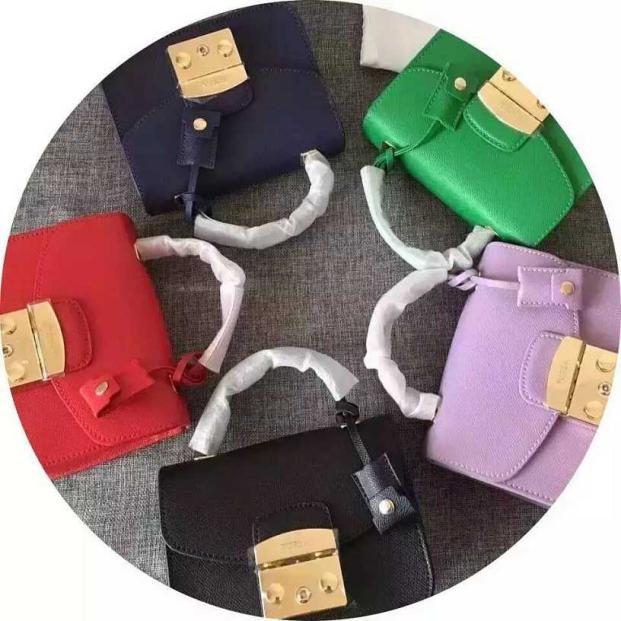 用一样东西完美宣示意大利的纯正血统，这款包包再适合不过啦~